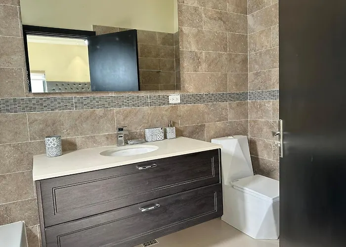 2 Bed En-suite, With Pool & Gym *